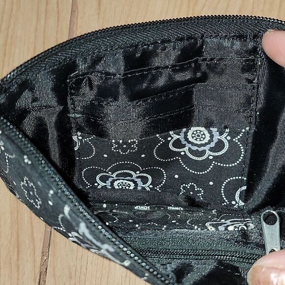 THIRTY-ONEāBLACKāANDĀ WHITEāFLORALāWALLET - Picture 6 of 8